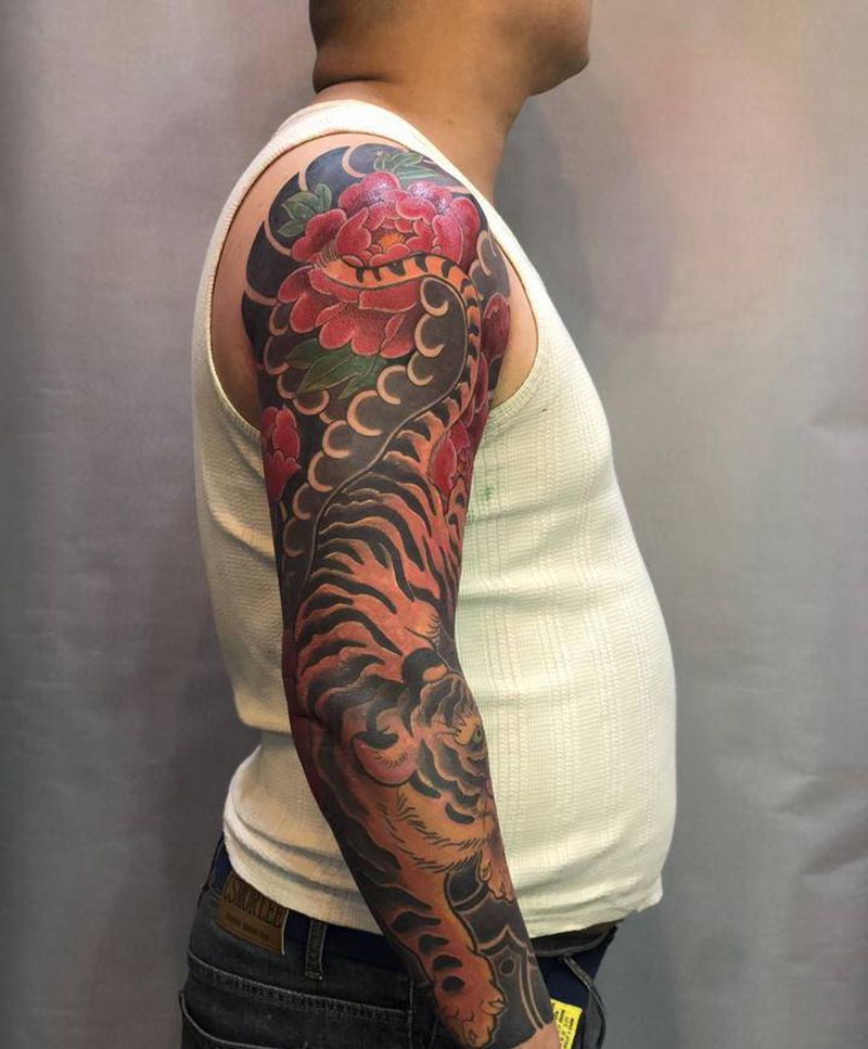 花臂虎完结纹身图片_手臂老传统纹身图案