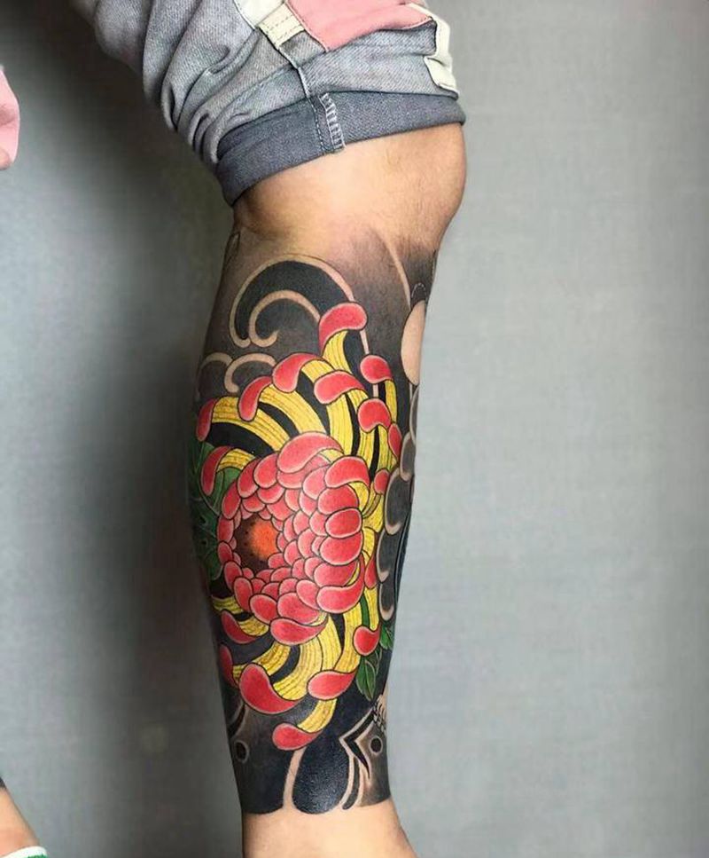包小腿菊花纹身图片_腿部老传统纹身图案