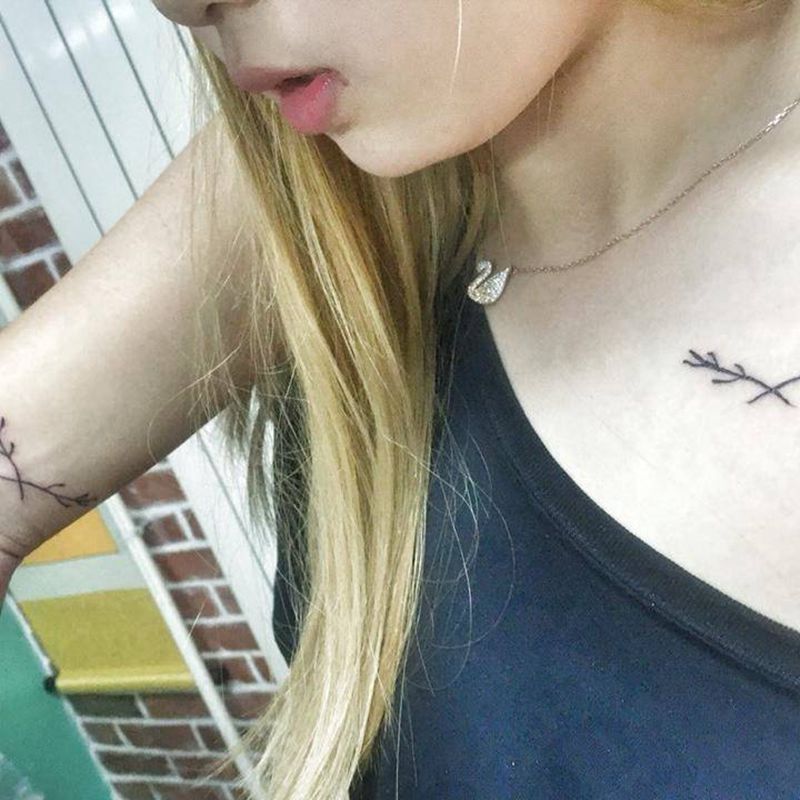 情侣小图纹身图片_胸部手部清新纹身图案