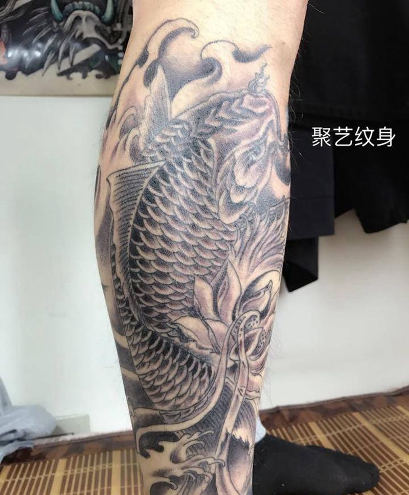 包小腿鲤鱼纹身图片_成品腿部传统动物纹身图案