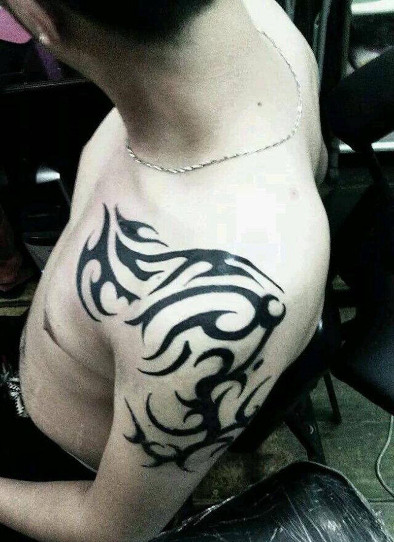 过肩图腾纹身图片_肩部胸部手臂欧美静物成品纹身图案