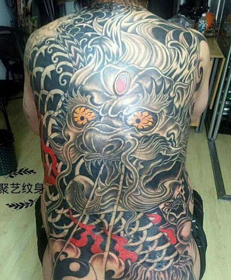 满背麒麟纹身图片_