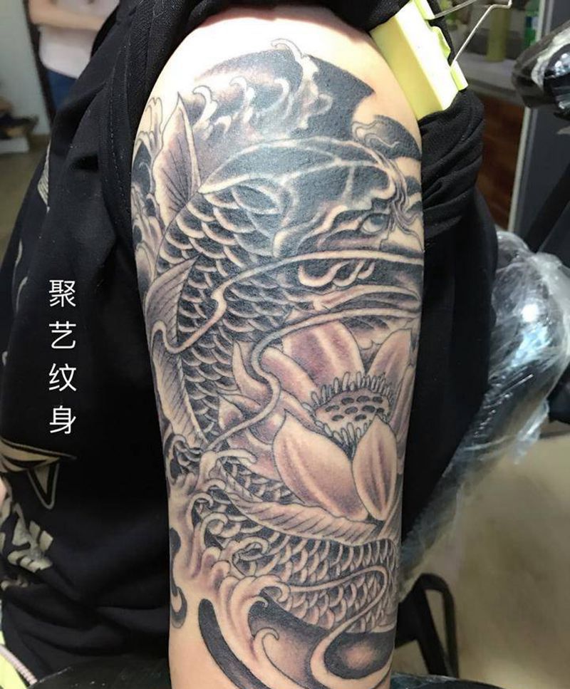 覆盖纹身鲤鱼纹身图片_成品手臂传统动物纹身图案
