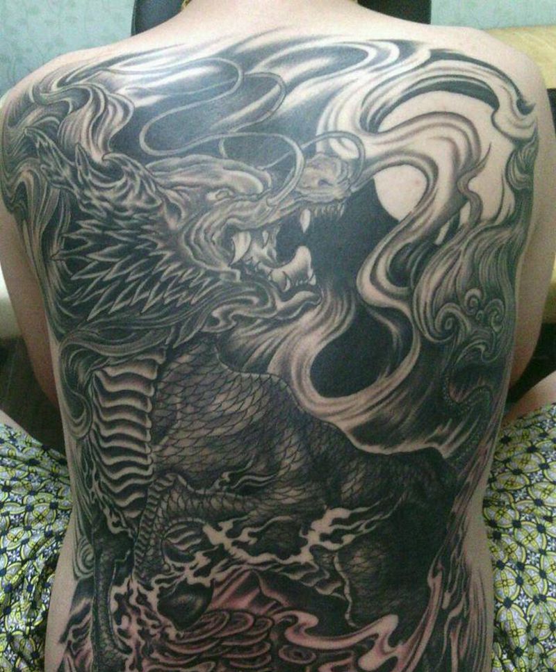 麒麟望月纹身图片_背部传统动物宗教成品纹身图案