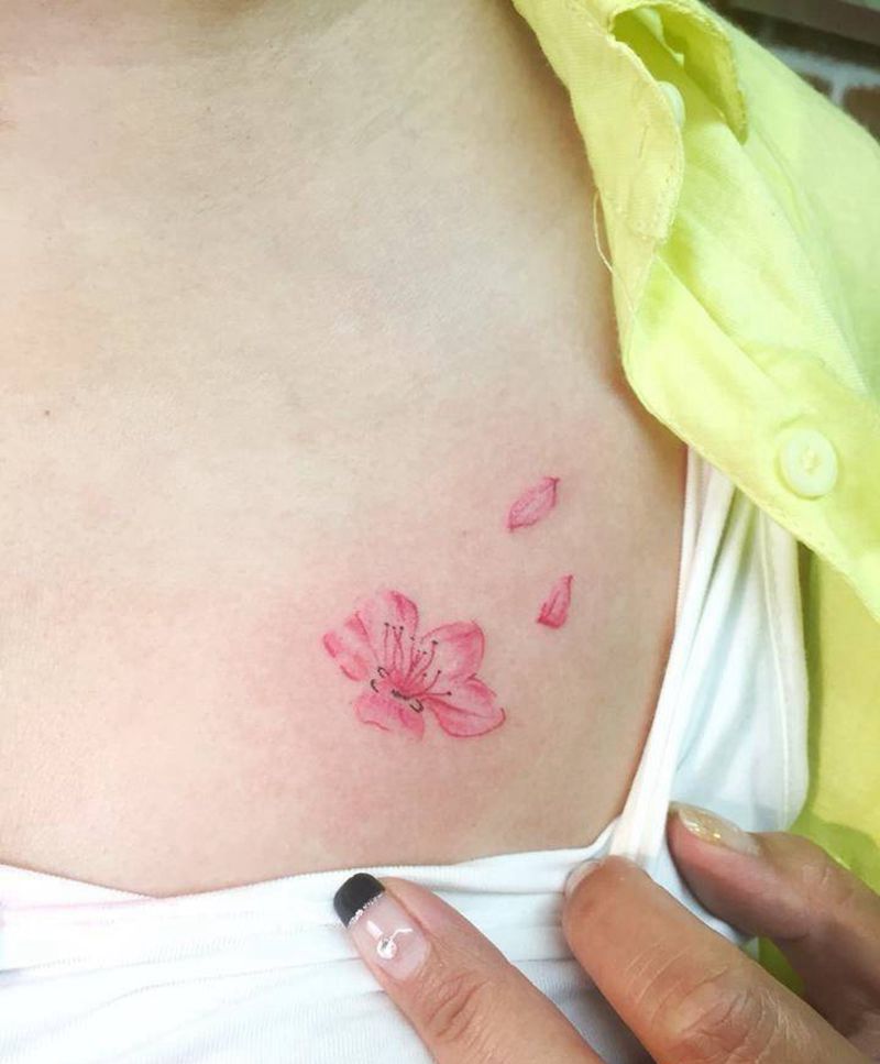 小胸花纹身图片_清新植物胸部纹身图案