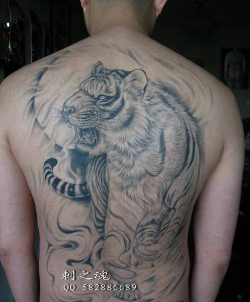 老虎纹身图片_成品背部写实动物原创纹身图案