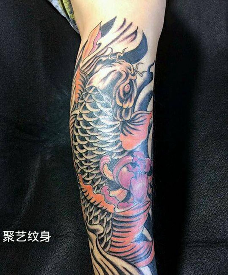 招财鲤鱼纹身图片_腿部传统动物成品纹身图案