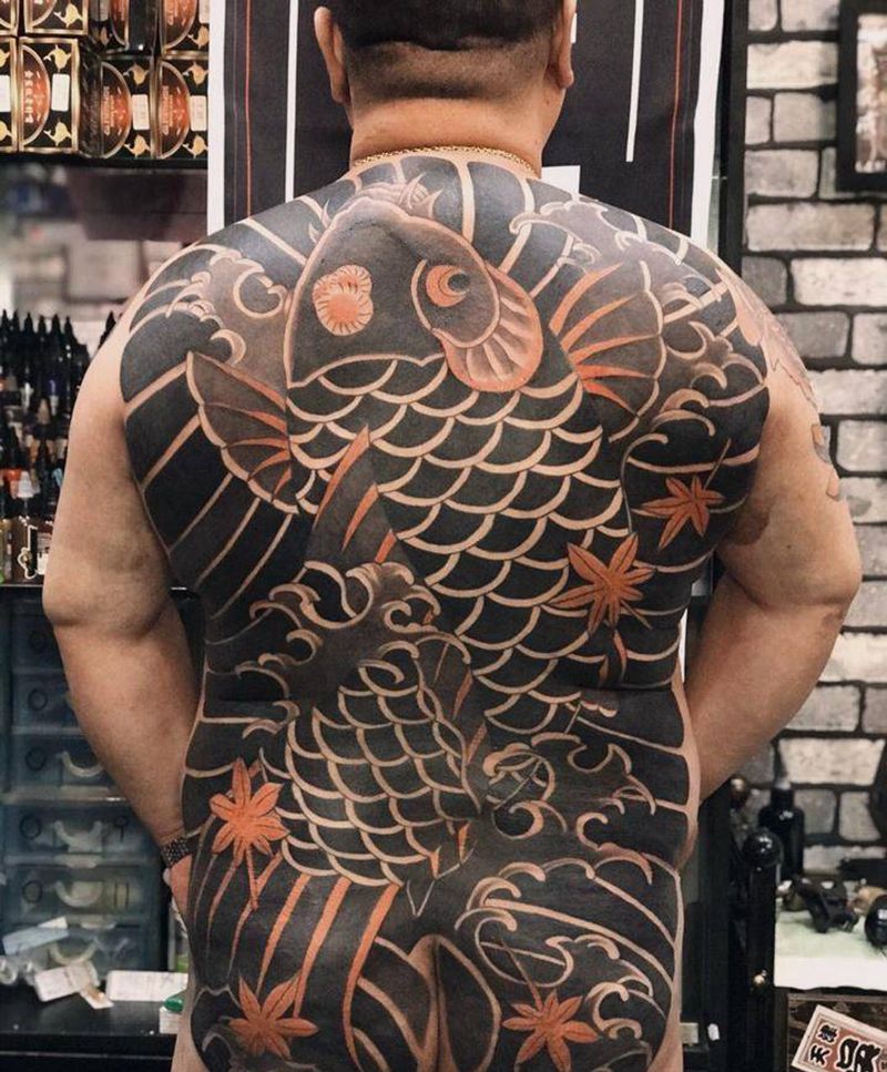 满背鱼纹身图片_背部老传统纹身图案