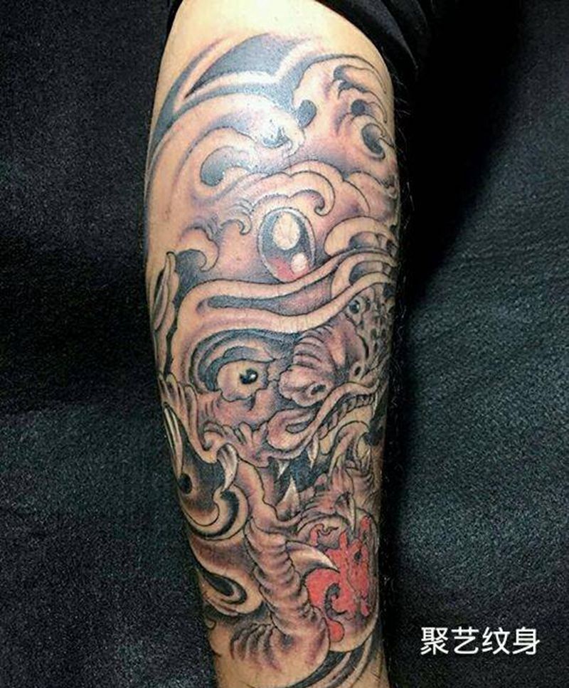 小腿唐狮子纹身图片_