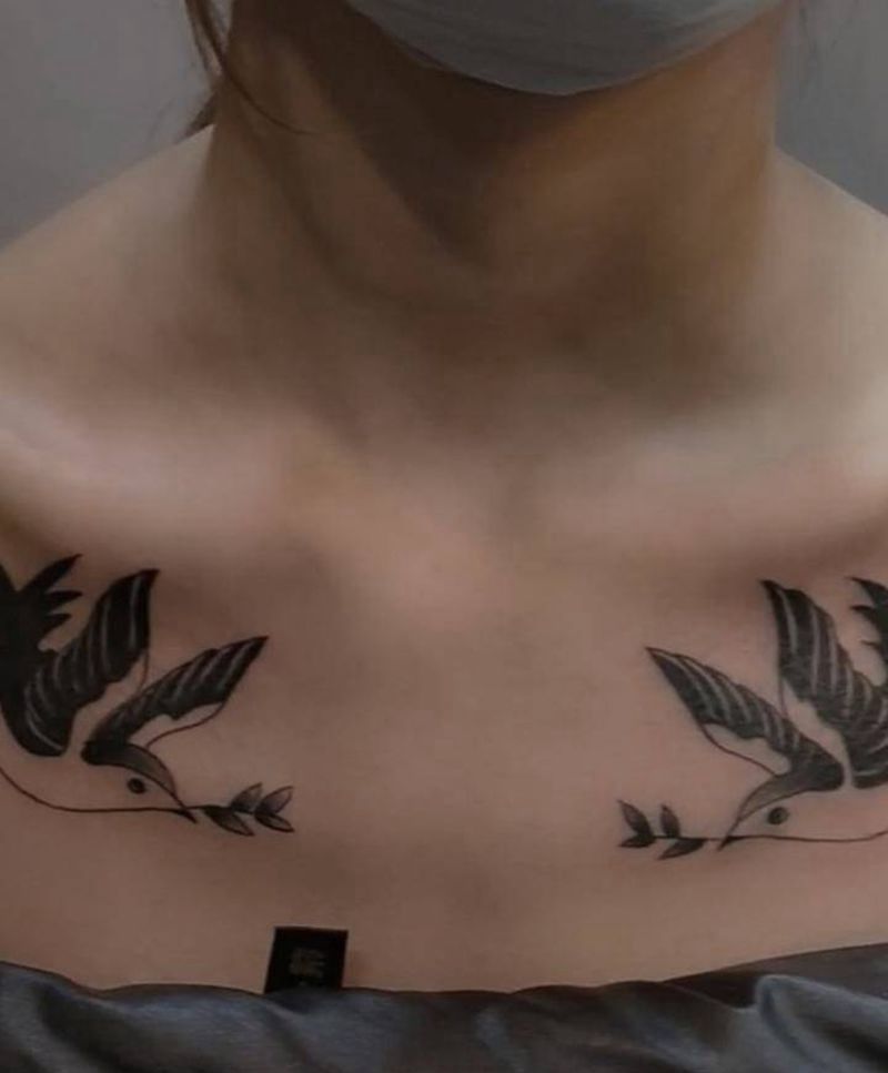 对称燕子纹身图片_颈部纹身图案