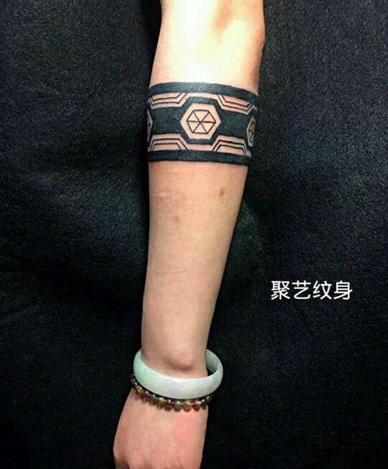 图腾臂环纹身图片_