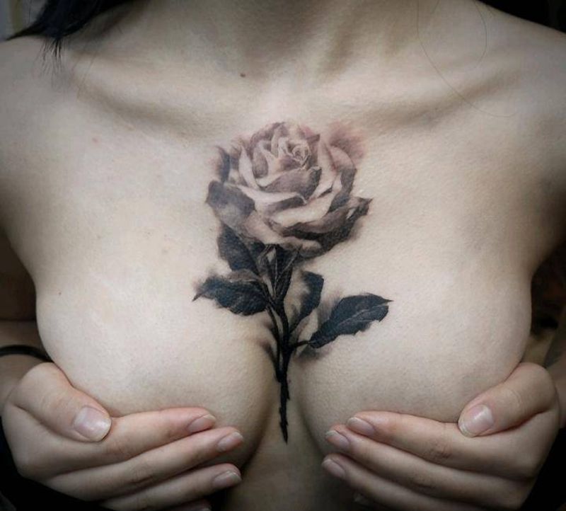 玫瑰纹身图片_胸部欧美写实纹身图案