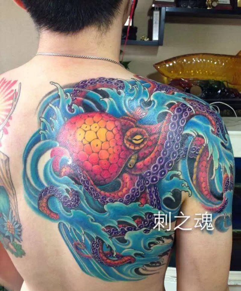 章鱼纹身图片_成品背部欧美写实动物原创纹身图案