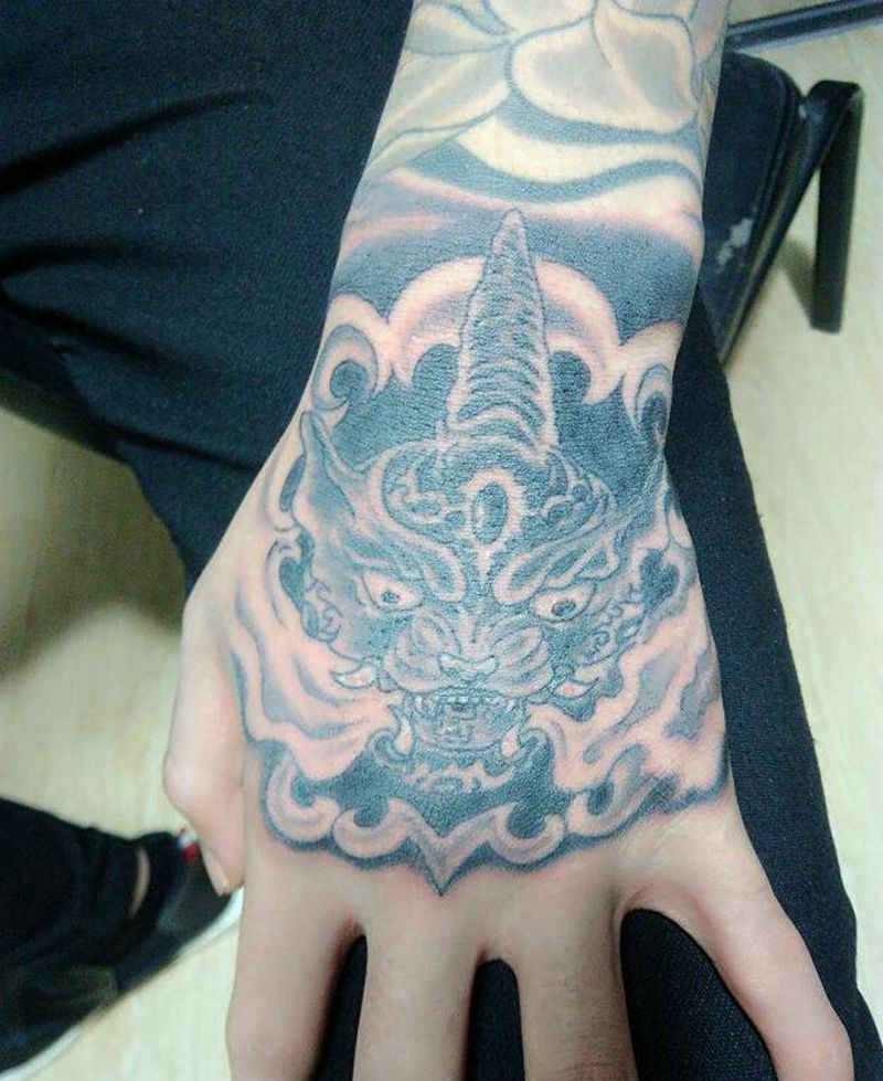 手面貔貅纹身图片_手部传统动物鬼神成品纹身图案