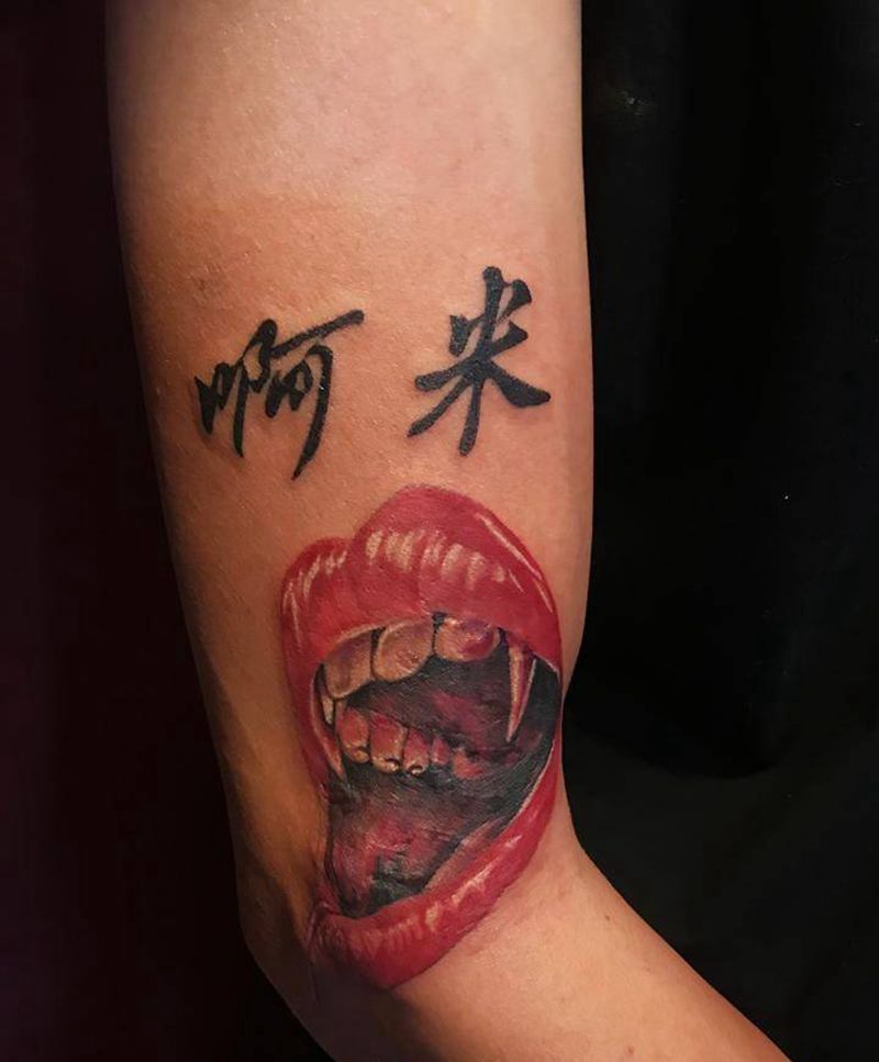 遮盖伤疤嘴唇纹身图片_手臂欧美写实纹身图案