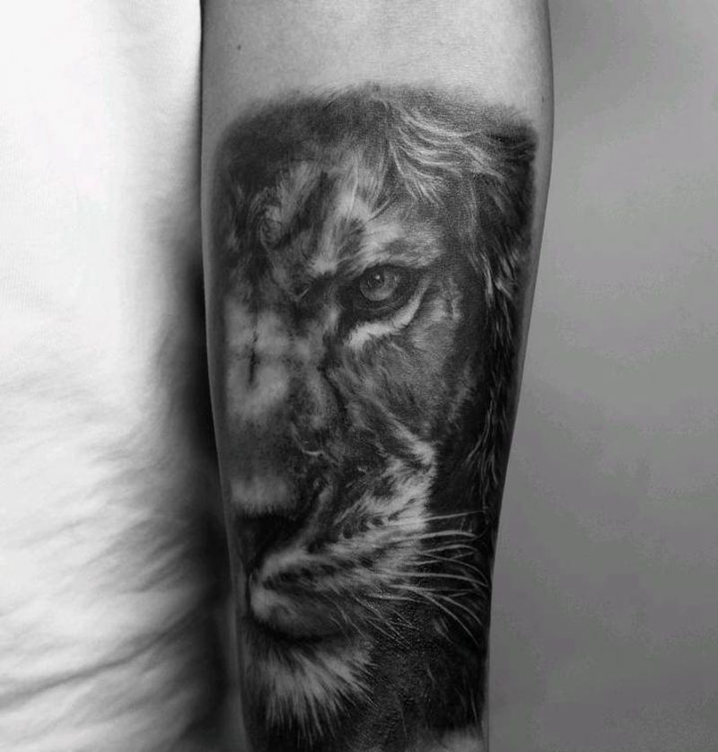 雄狮纹身图片_手臂欧美写实纹身图案