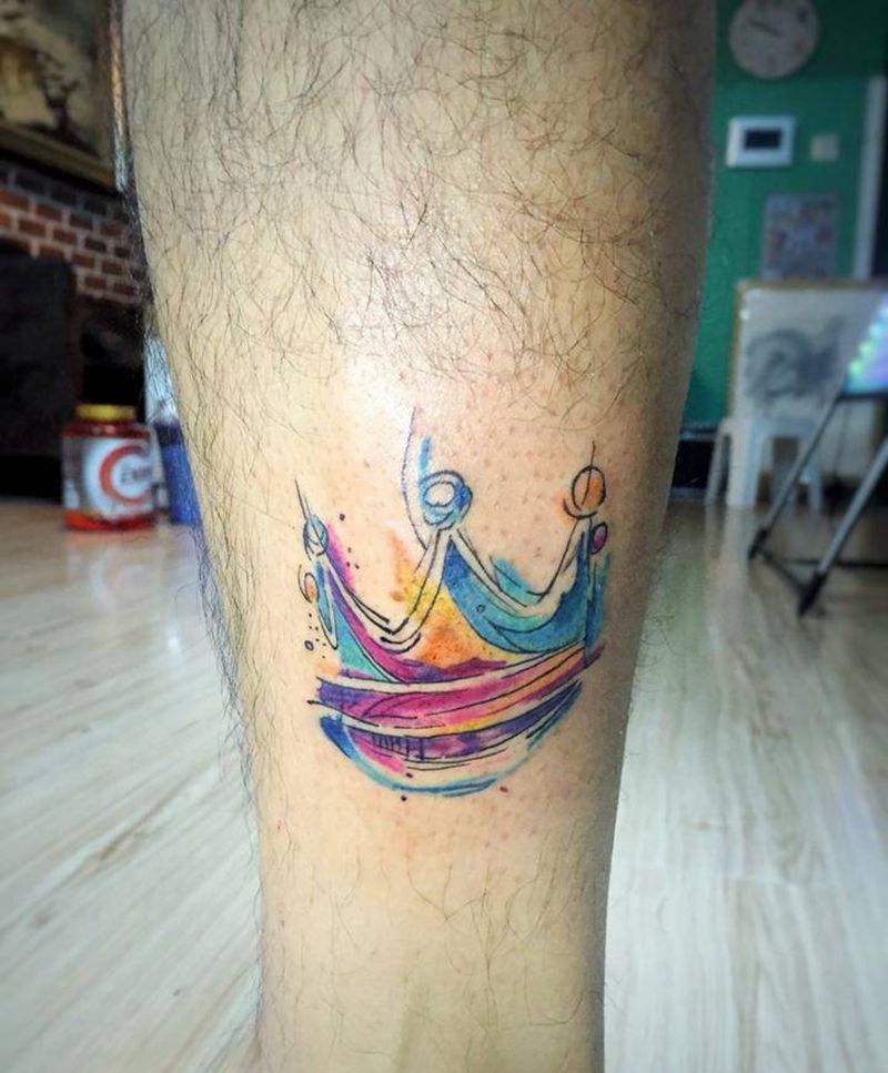 彩色皇冠纹身图片_腿部清新纹身图案