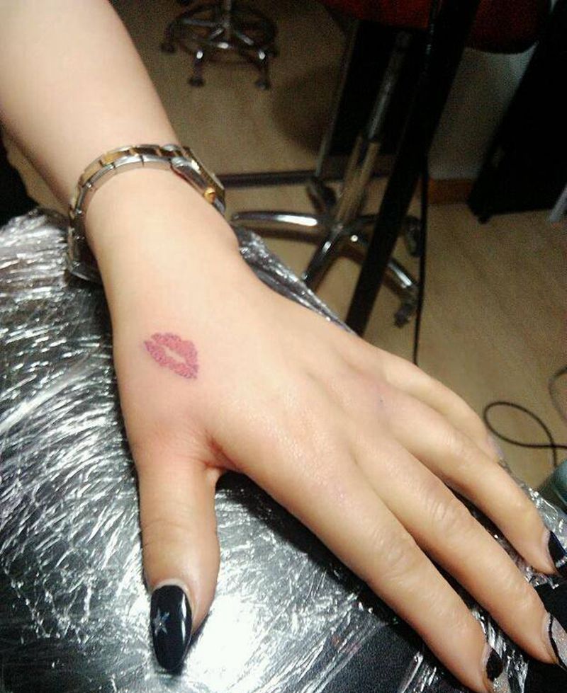 小清新  红唇纹身图片_手部清新成品纹身图案