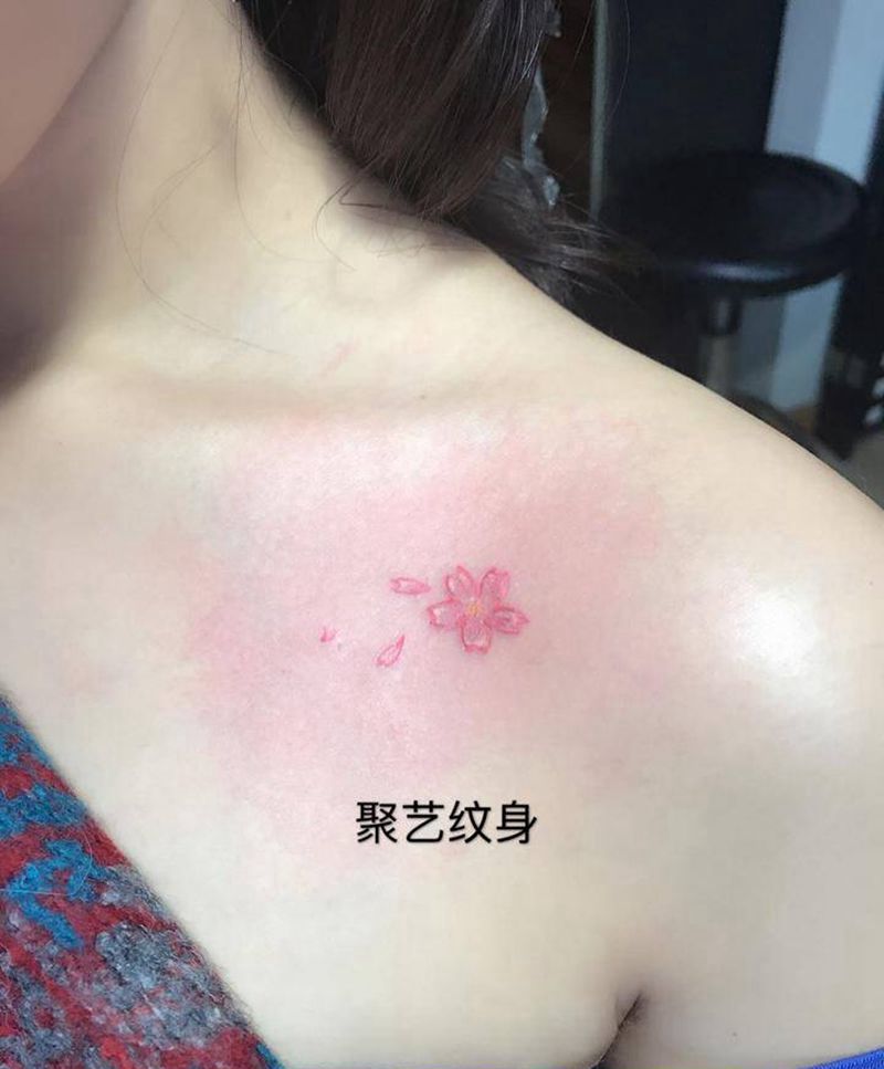 清新樱花纹身图片_成品肩部植物清新纹身图案