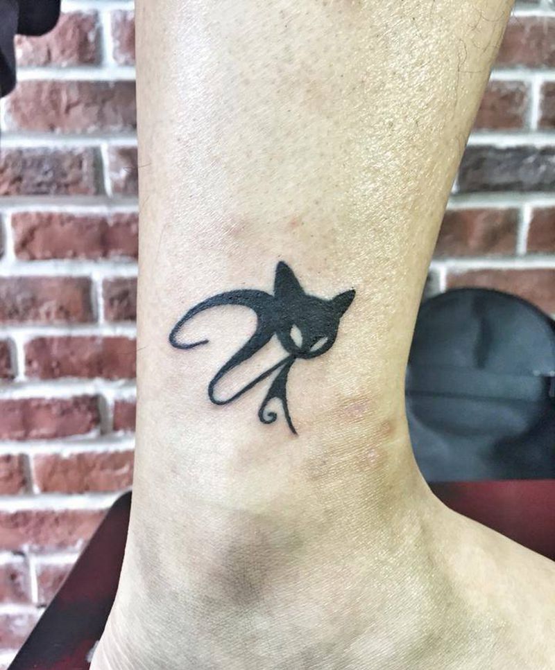 小猫纹身图片_腿部清新动物纹身图案