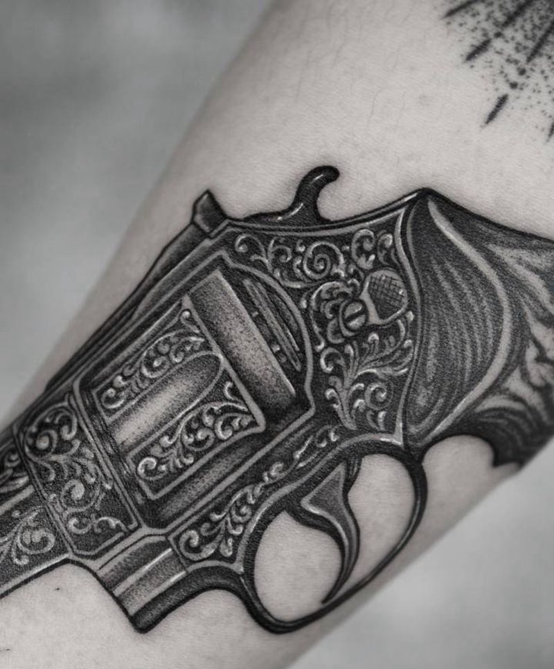 手枪纹身图片_手部臀部点刺欧美写实枪手枪左轮纹身图案