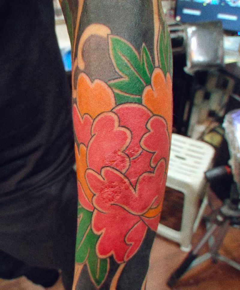 牡丹纹身图片_手臂老传统纹身图案