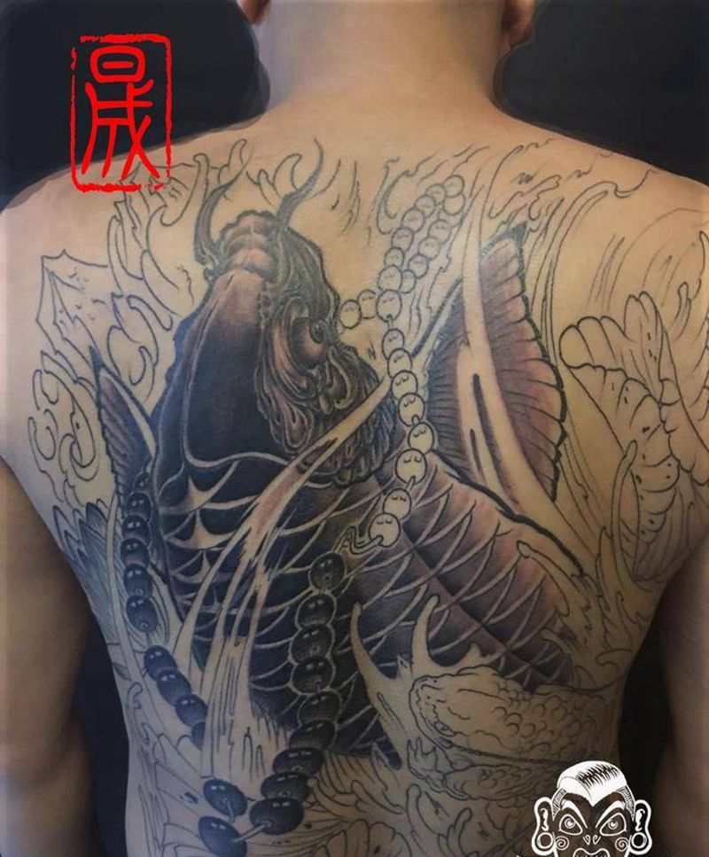 满背鲤鱼纹身图片_