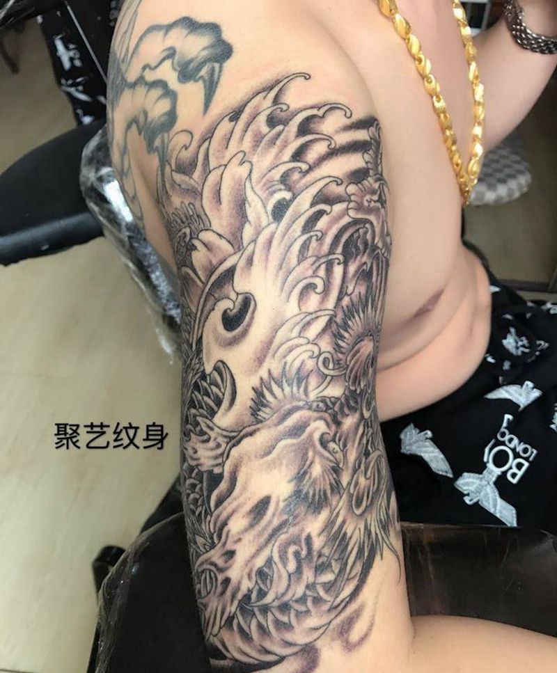 大臂莲花龙纹身图片_