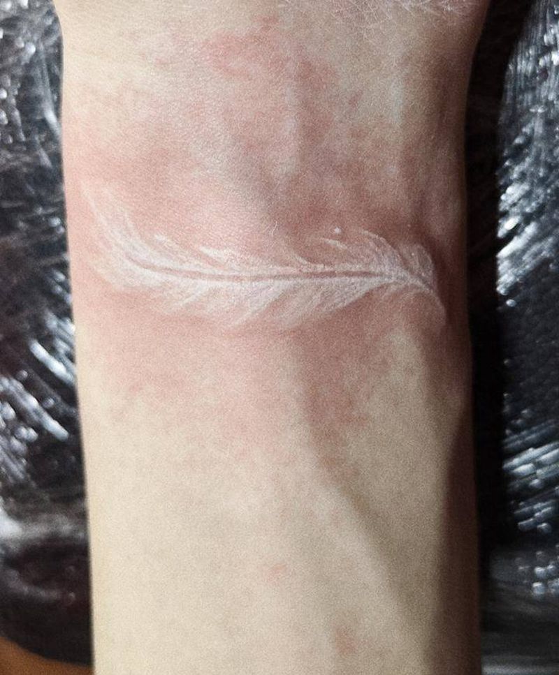 羽毛纹身图片_手部手臂水彩纹身图案