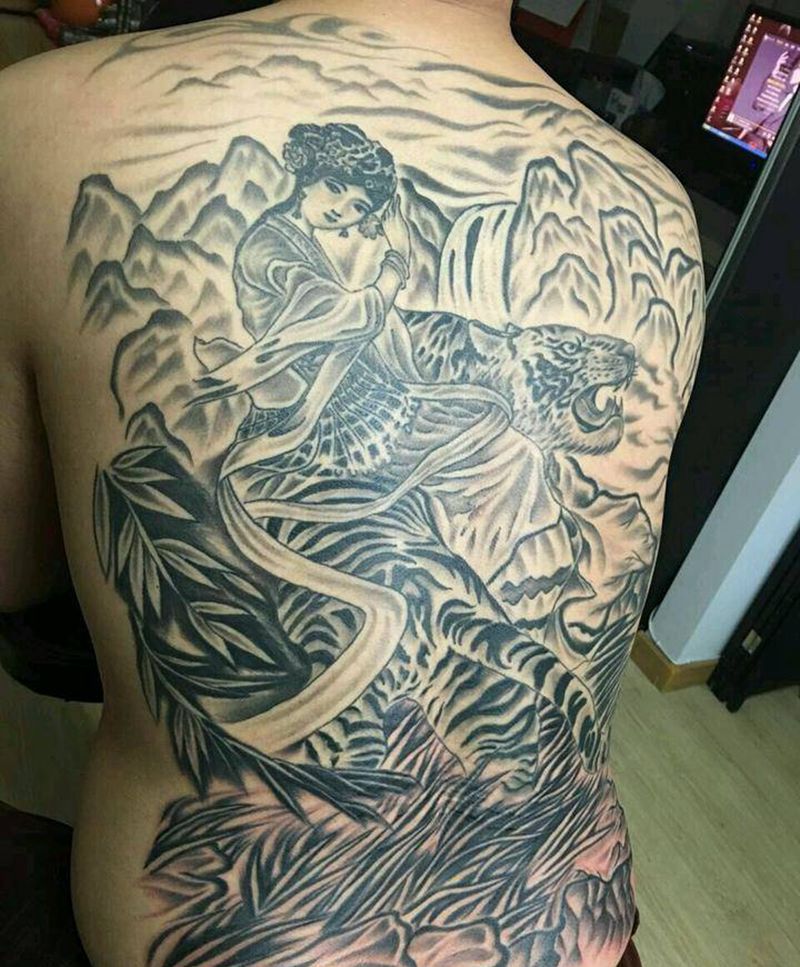 跨虎游山纹身图片_背部传统动物成品纹身图案