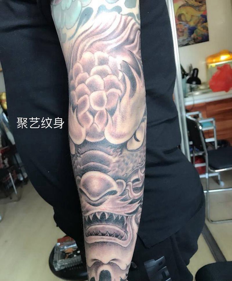 接花臂正脸龙纹身图片_