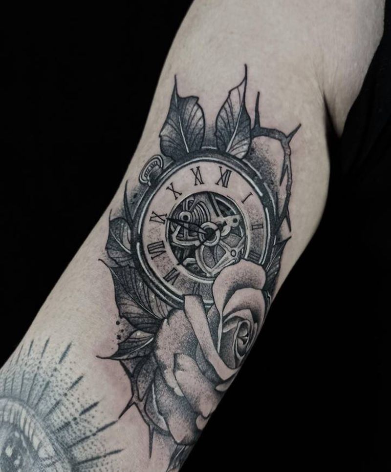 怀表玫瑰纹身图片_手臂手部点刺欧美写实表钟表玫瑰纹身图案