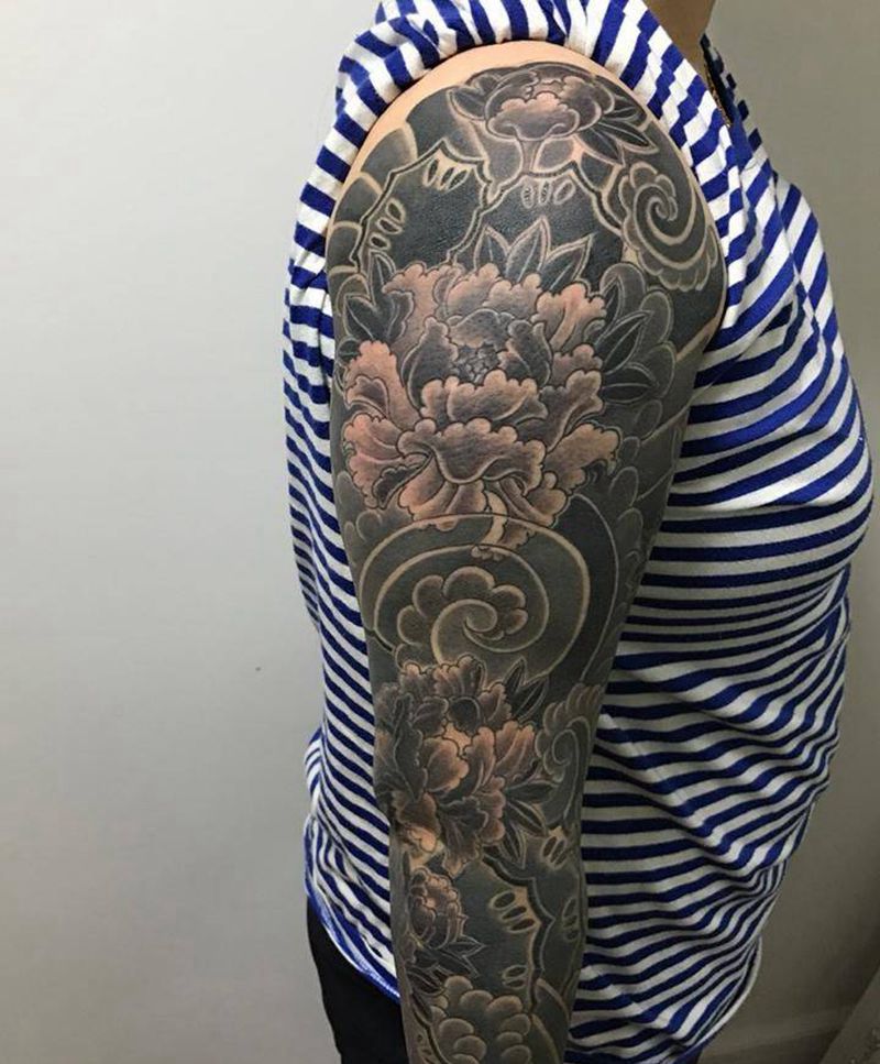 日式黑灰牡丹纹身图片_