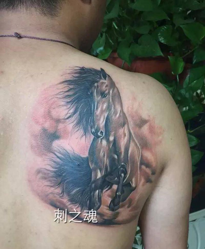 马纹身图片_成品肩部写实动物原创纹身图案