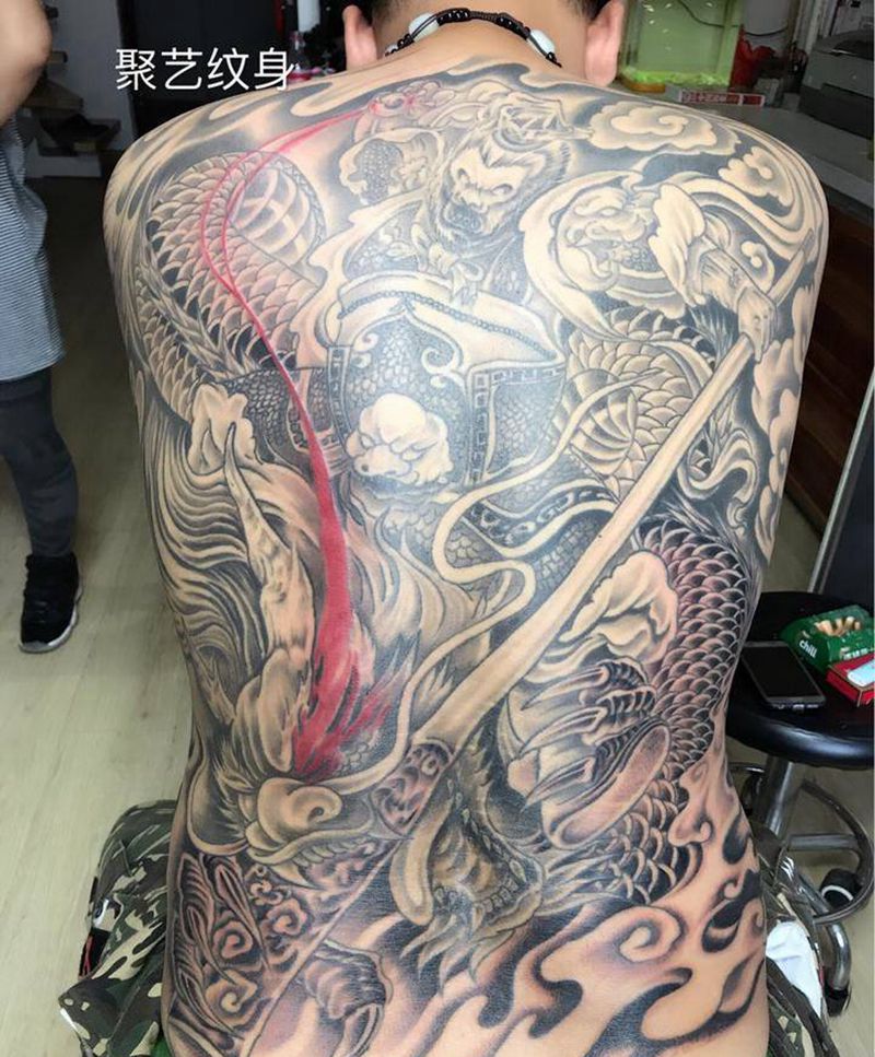 满背大圣夺龙珠纹身图片_背部纹身图案