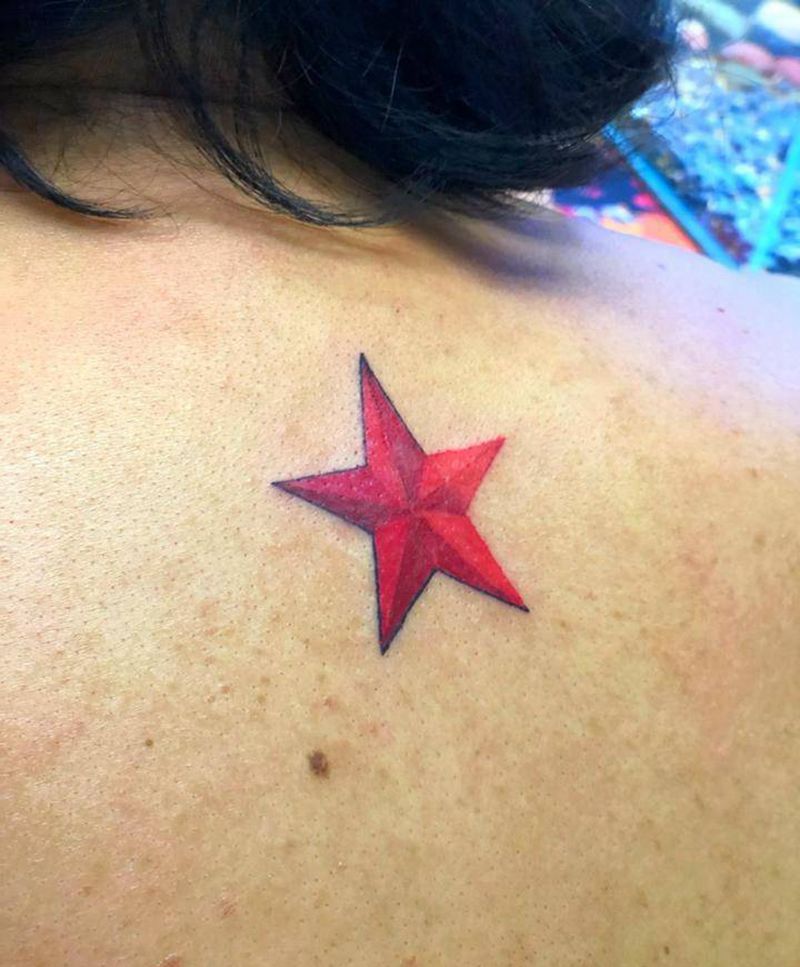 红星闪闪纹身图片_背部清新几何纹身图案