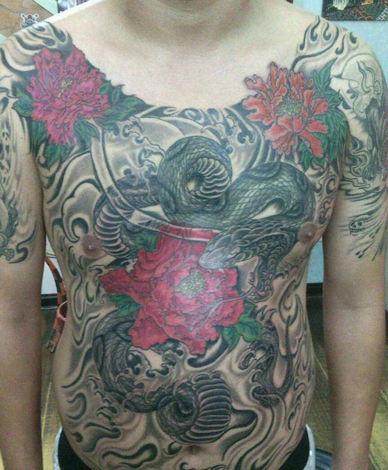 莽戏牡丹纹身图片_胸部传统动物成品纹身图案