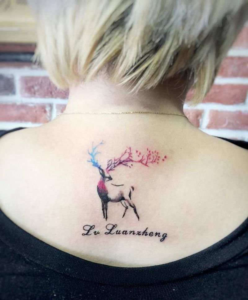 彩色小鹿纹身图片_背部清新动物纹身图案