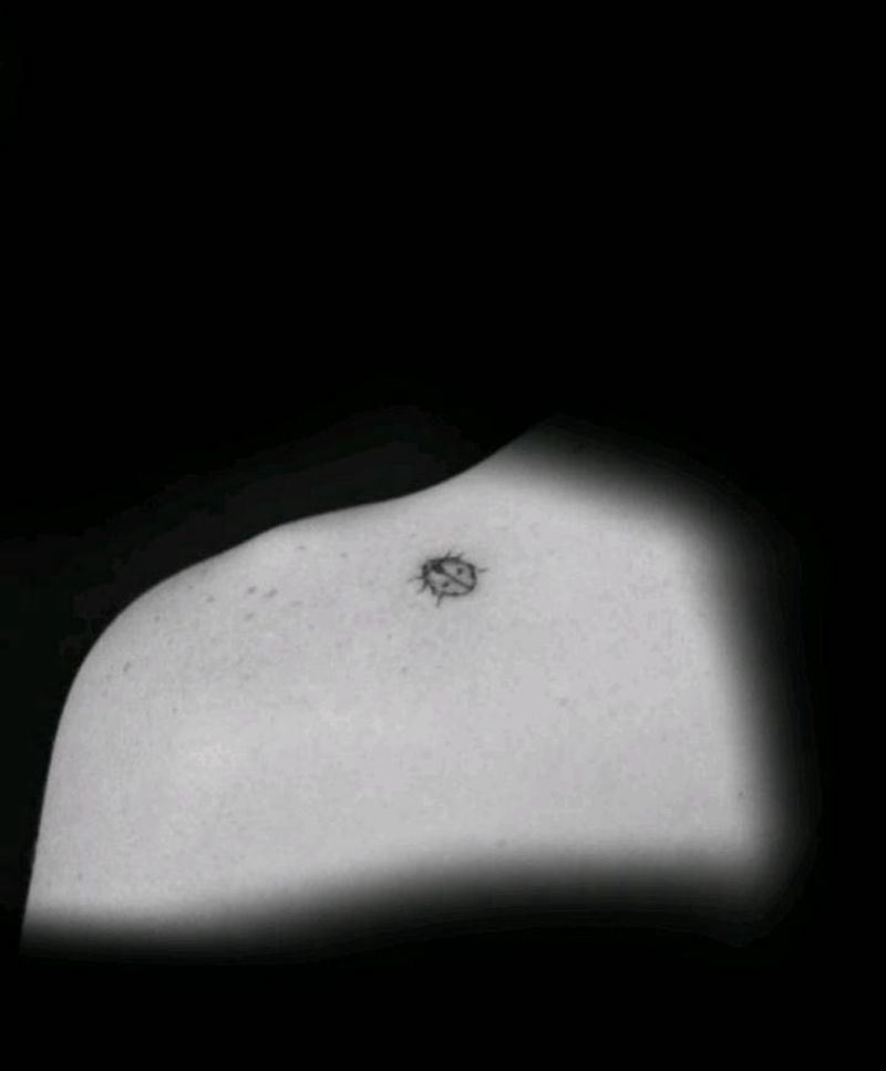 昆虫纹身图片_肩部几何纹身图案