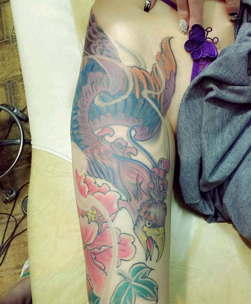 彩色凤凰纹身图片_臀部腿部传统动物宗教成品纹身图案