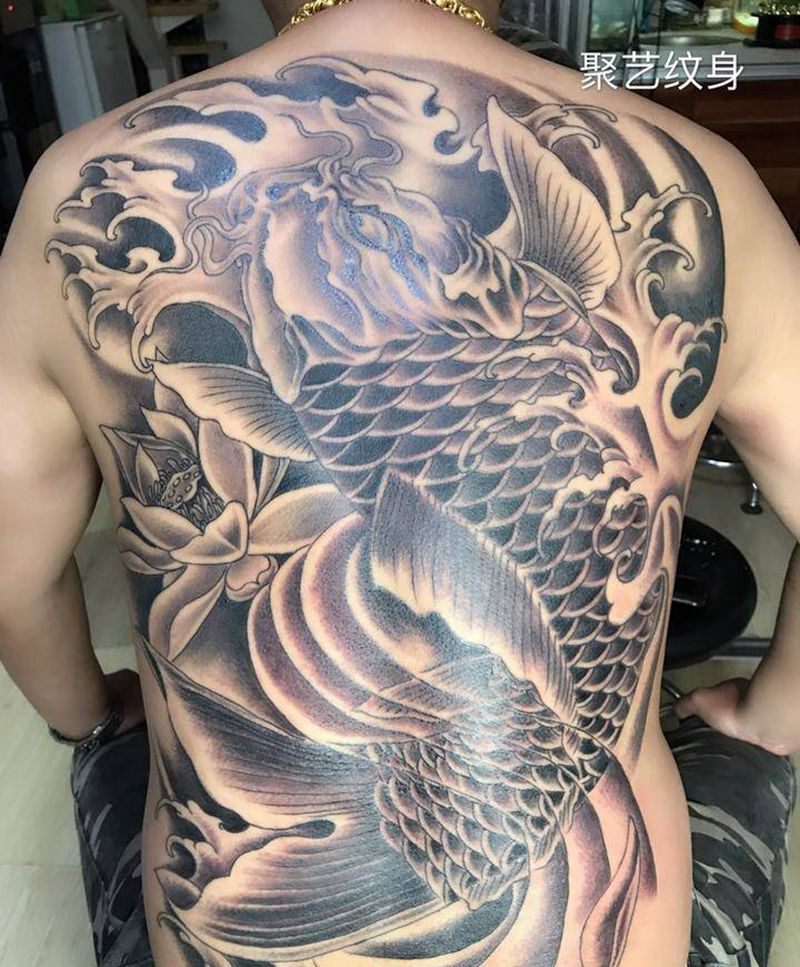 满背鲤鱼纹身图片_成品背部传统动物纹身图案