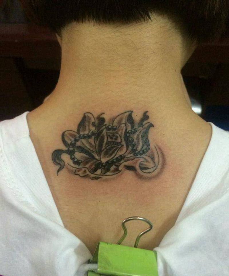 脖子莲花纹身图片_颈部传统植物宗教成品纹身图案
