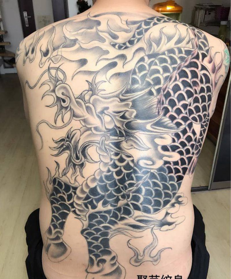 满背麒麟纹身图片_