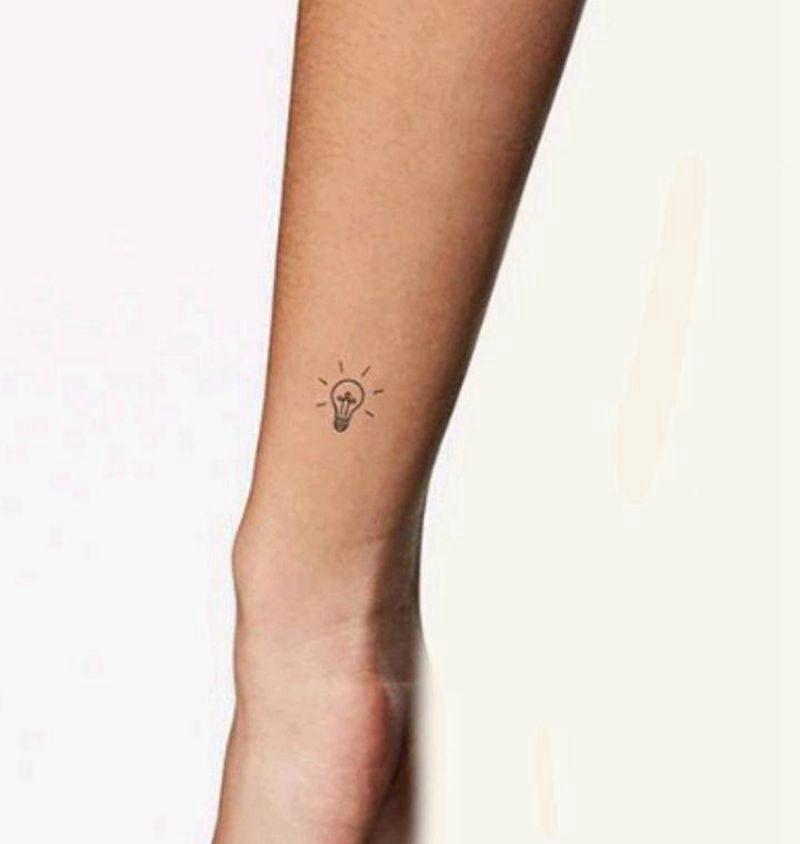 灯泡纹身图片_手部几何纹身图案