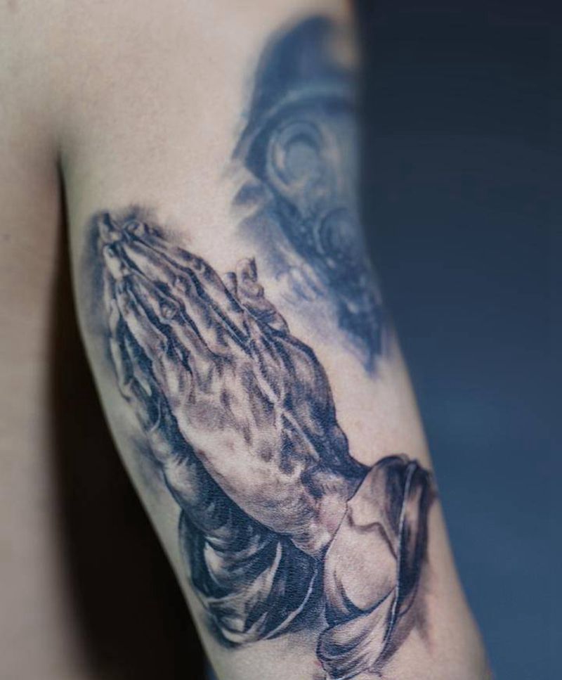 祈祷之手纹身图片_手臂欧美写实纹身图案