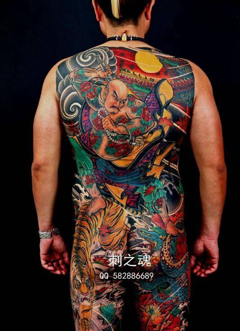 鲁智深治蛇纹身图片_背部传统人物纹身图案