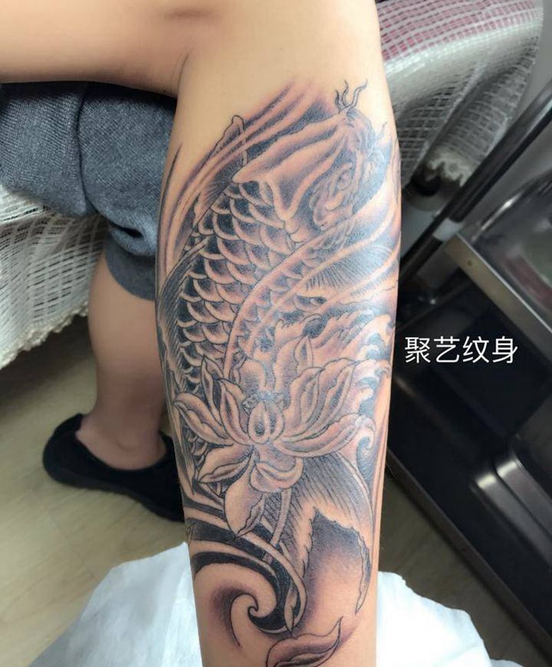 小腿富贵鱼纹身图片_成品腿部传统动物纹身图案