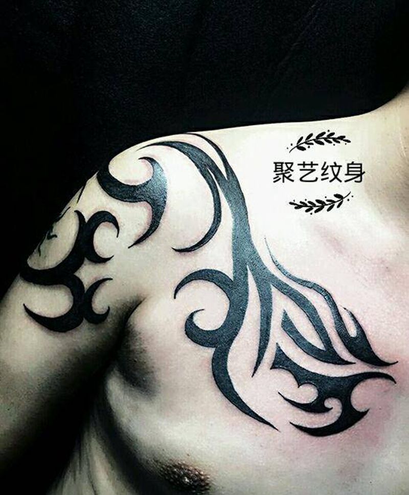 过肩图腾纹身图片_肩部胸部欧美成品纹身图案