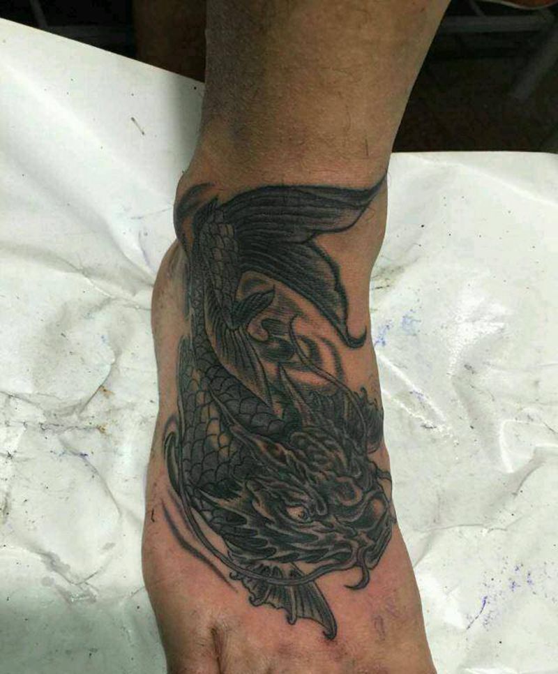 脚面鳌鱼纹身图片_脚部传统动物宗教成品纹身图案