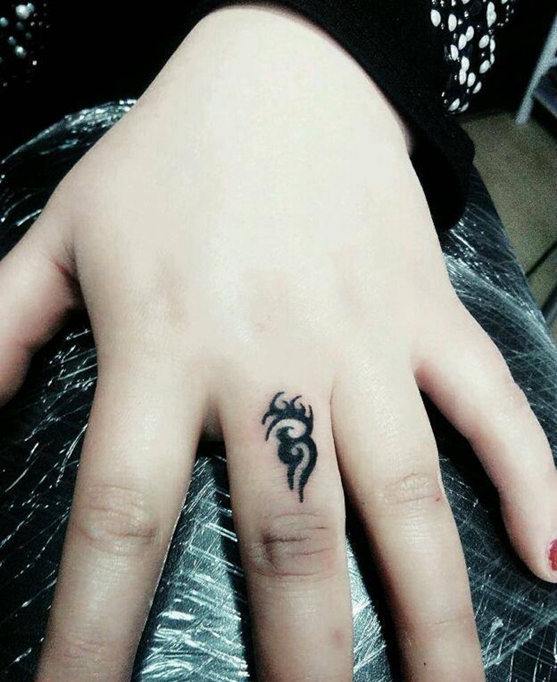 手指纹身纹身图片_手部欧美清新图腾宗教成品纹身图案